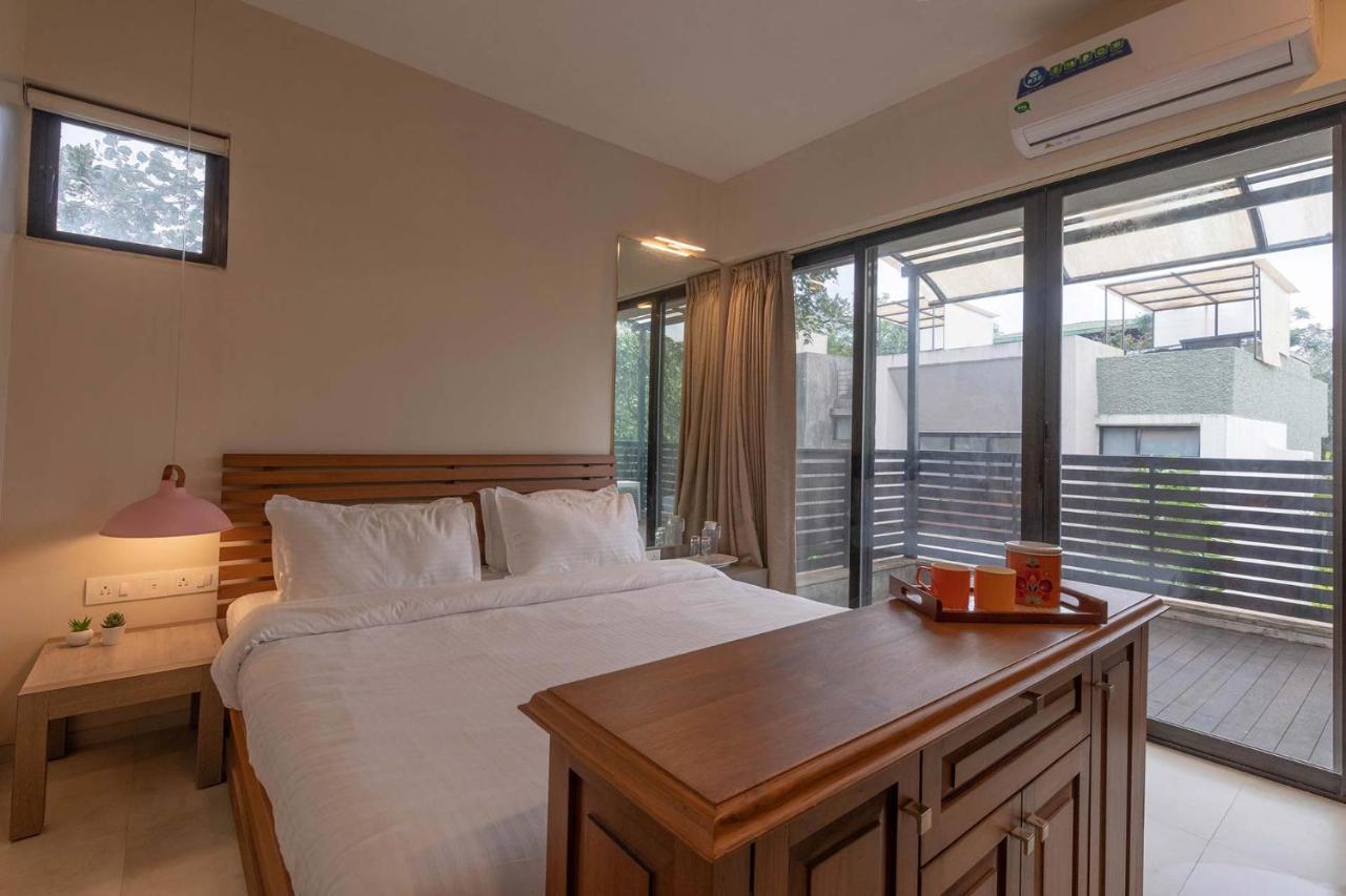 לונבלה Villa Foresta By Stayvista With Modern Decor, Swimming Pool & Expansive Lawn For A Perfect Escape מראה חיצוני תמונה